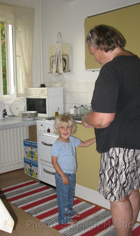 Bennas2010-6003.jpg - Miranda helping Margareta in the kitchen.